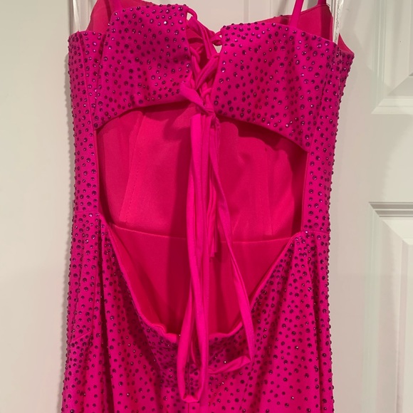 Only wore once!!! Fits like a 4 or 6 - Picture 5 of 5